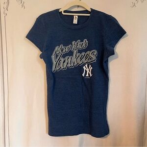 New York Yankees‎ T-Shirt Fitted Size L fits very small